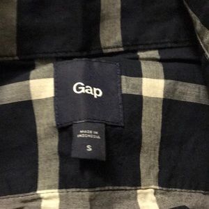 Gap button up shirt like new